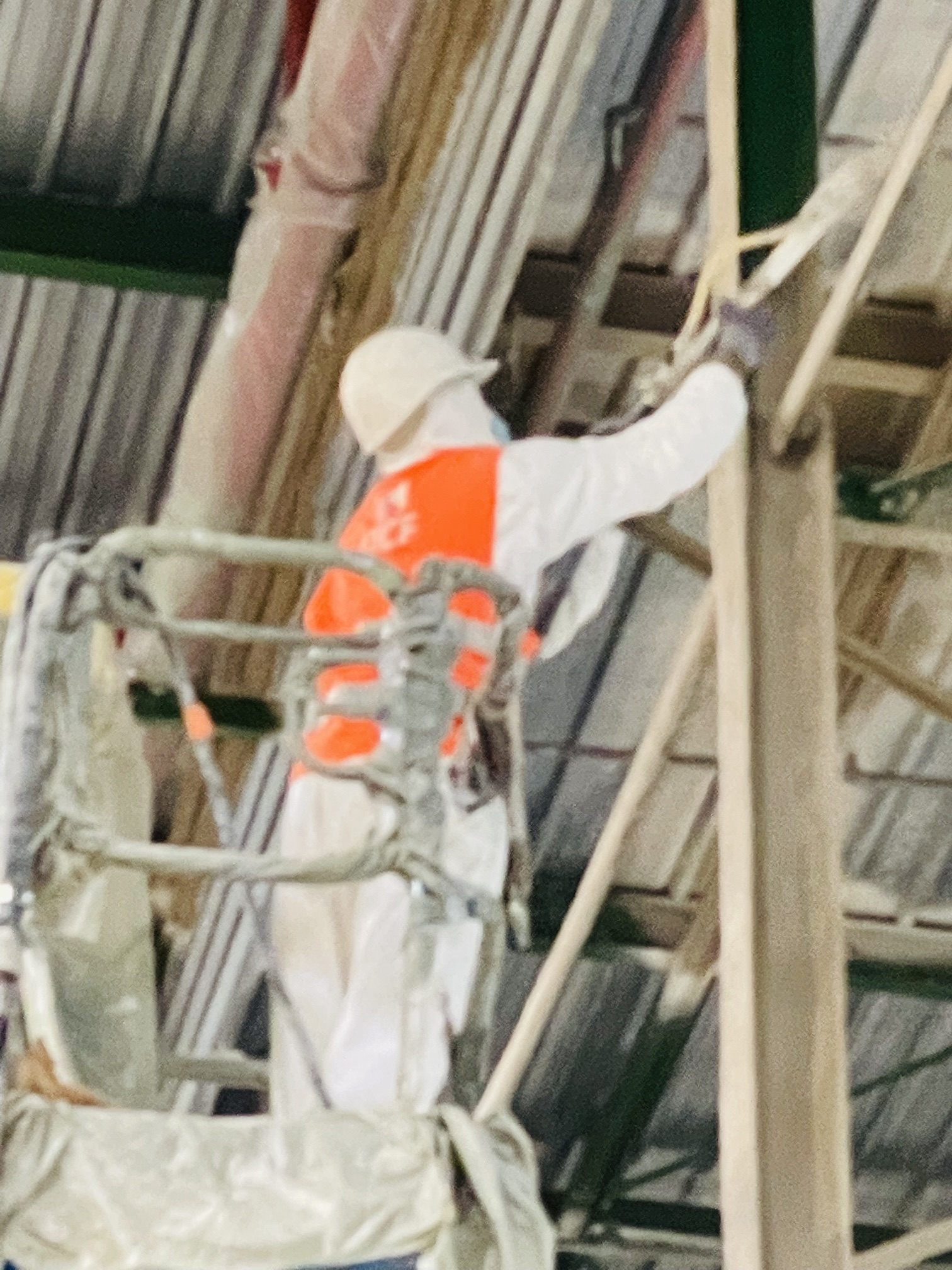 Opérateur FTCF appliquant le flocage sur la structure métallique à Villabé