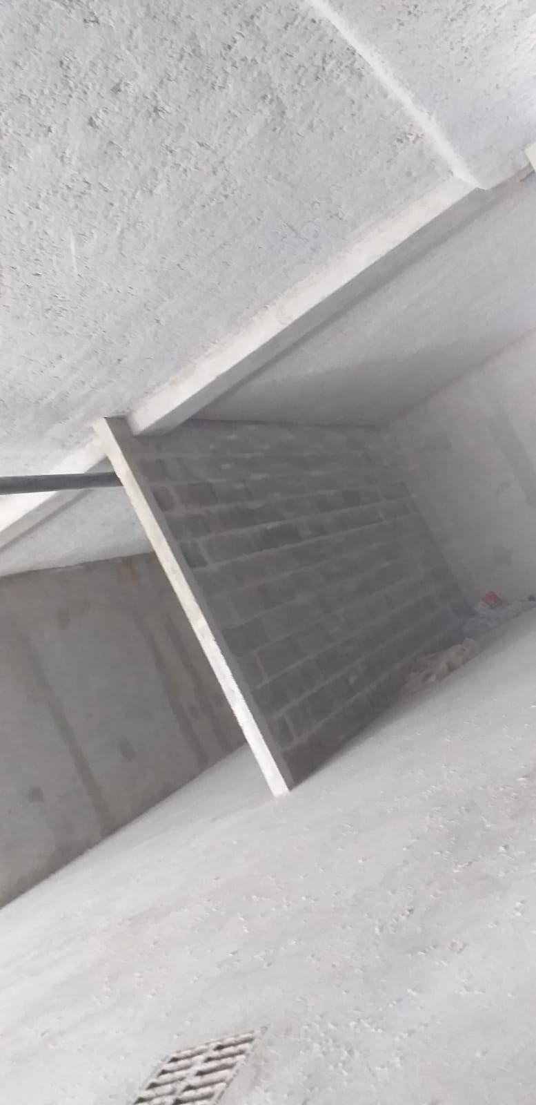 Autre vue du revêtement de flocage thermique sous le plafond à Lille